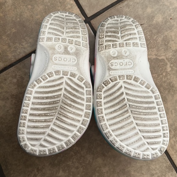 Tye Dye Crocs Charms included - Picture 2 of 2